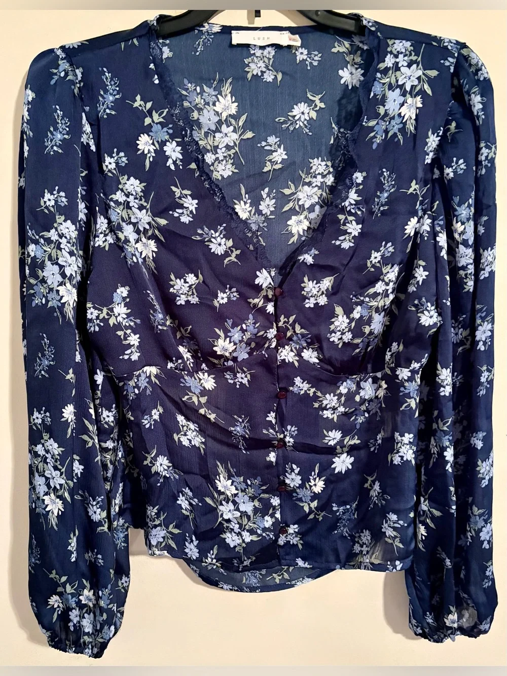 NWOT Women’s Lush Navy Floral Lace V-Neck Button-Front Blouse w Cutout Back Sz M
